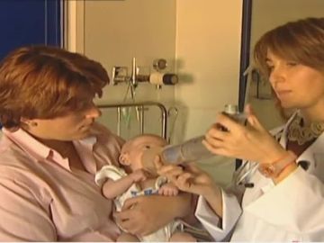 Médico atendiendo a bebé con inhalador 