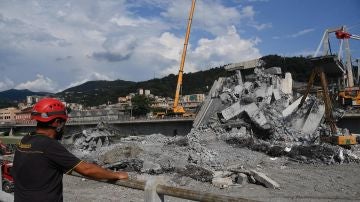 Operarios durante la retirada de escombros tras la caída del puente Morandi en Génova