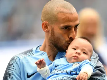 Silva y su hijo en el campo del Manchester City Silva y su hijo en el campo del Manchester City
