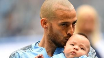 Silva y su hijo en el campo del Manchester City
