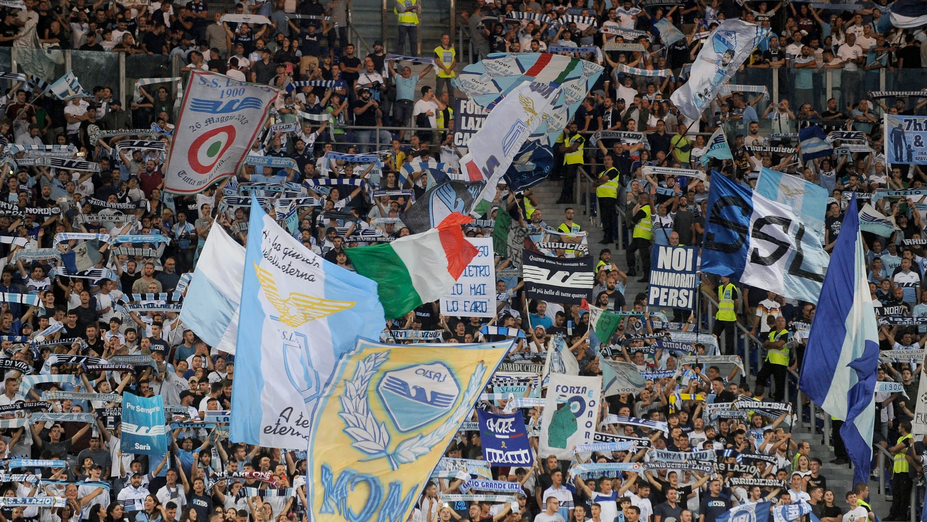 Los fans de la Lazio, durante un partido Los fans de la Lazio, durante un partido