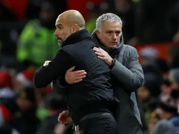 Guardiola y Mourinho se saludan durante un derbi de Manchester Guardiola y Mourinho se saludan durante un derbi de Manchester