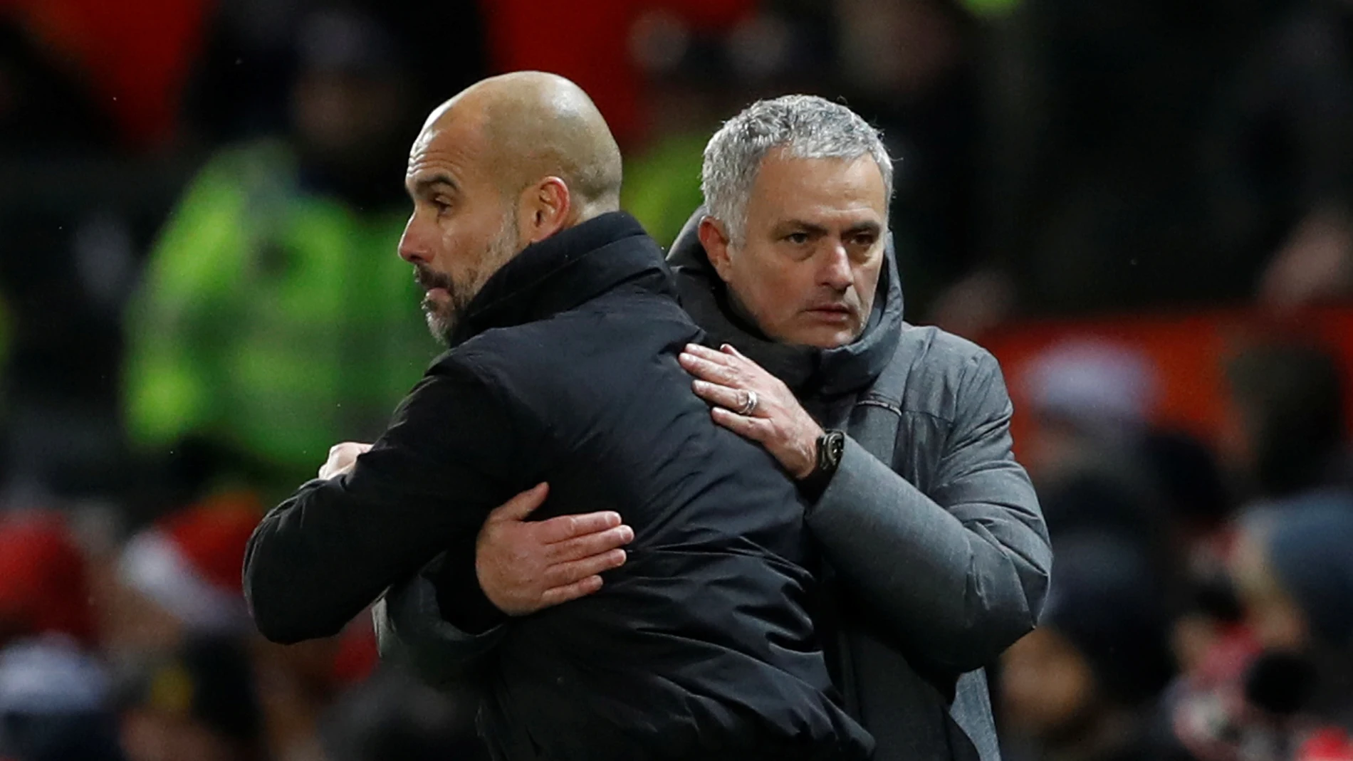 Guardiola y Mourinho se saludan durante un derbi de Manchester Guardiola y Mourinho se saludan durante un derbi de Manchester