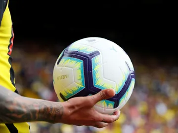 Un jugador sostiene el balón de la Premier League 2018/2019 Un jugador sostiene el balón de la Premier League 2018/2019