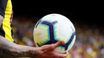 Un jugador sostiene el balón de la Premier League 2018/2019