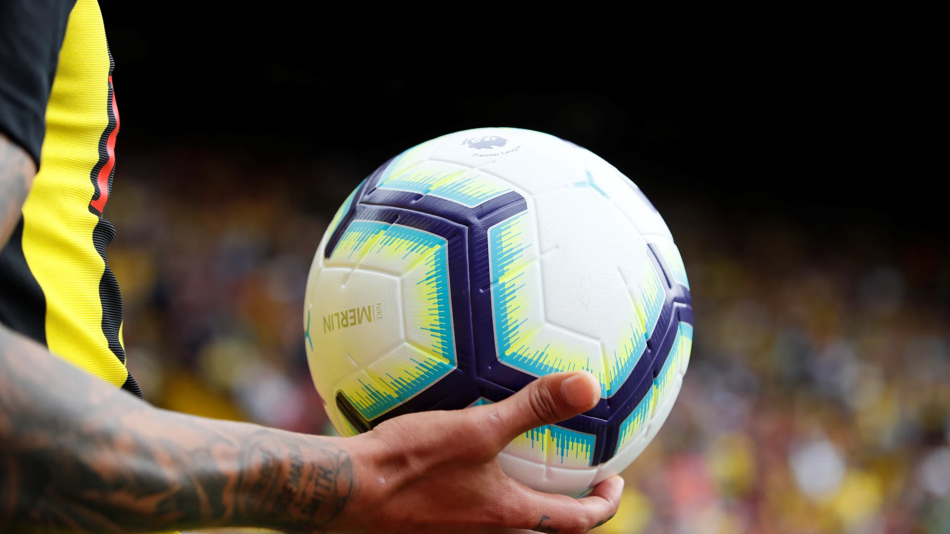 Un jugador sostiene el balón de la Premier League 2018/2019 Un jugador sostiene el balón de la Premier League 2018/2019