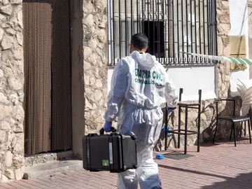 Un agente del Laboratorio de Criminalística de la Guardia Civil se dirige al bar de la localidad vallisoletana de Castrillo-Tejeriego Un agente del Laboratorio de Criminalística de la Guardia Civil se dirige al bar de la localidad vallisoletana de Castrillo-Tejeriego