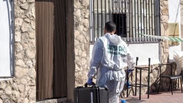 Un agente del Laboratorio de Criminalística de la Guardia Civil se dirige al bar de la localidad vallisoletana de Castrillo-Tejeriego