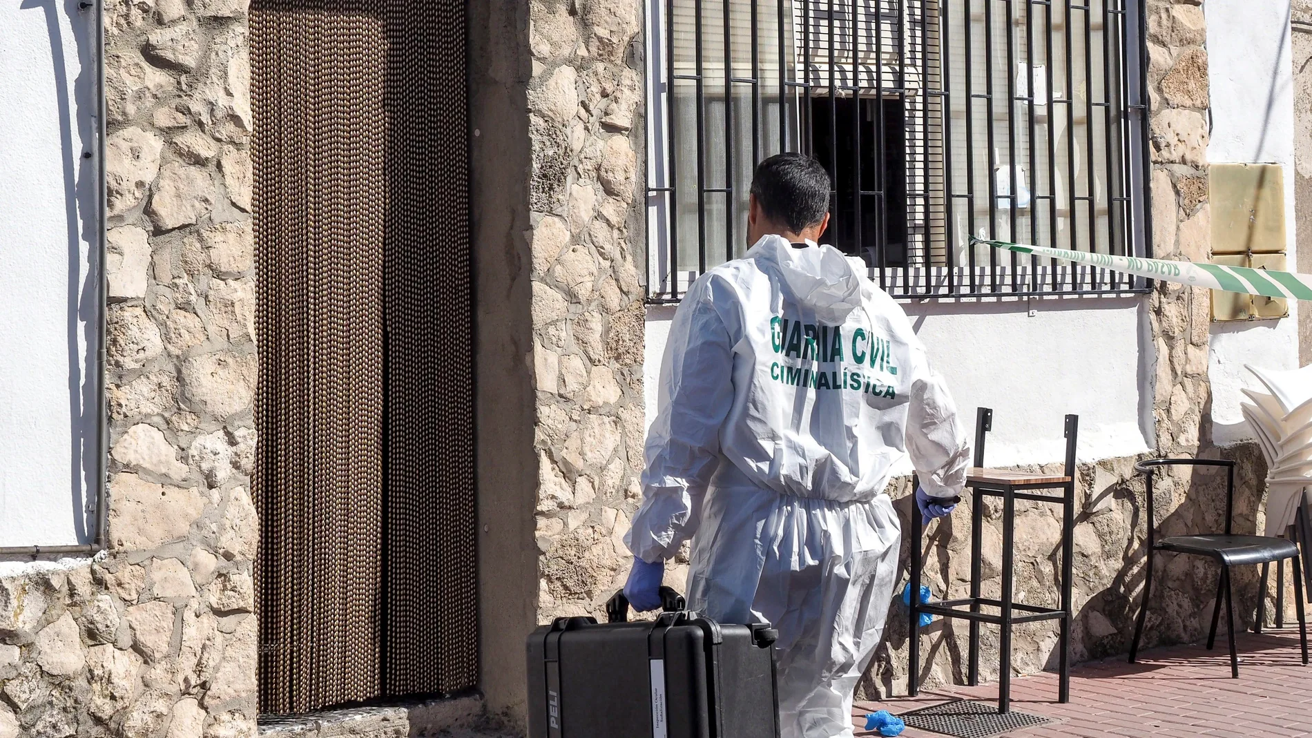 Un agente del Laboratorio de Criminalística de la Guardia Civil se dirige al bar de la localidad vallisoletana de Castrillo-Tejeriego Un agente del Laboratorio de Criminalística de la Guardia Civil se dirige al bar de la localidad vallisoletana de Castrillo-Tejeriego