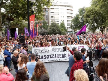 Cientos de personas se han concentrado hoy en el bulevard de San Sebastián para condenar la agresión sexual 
