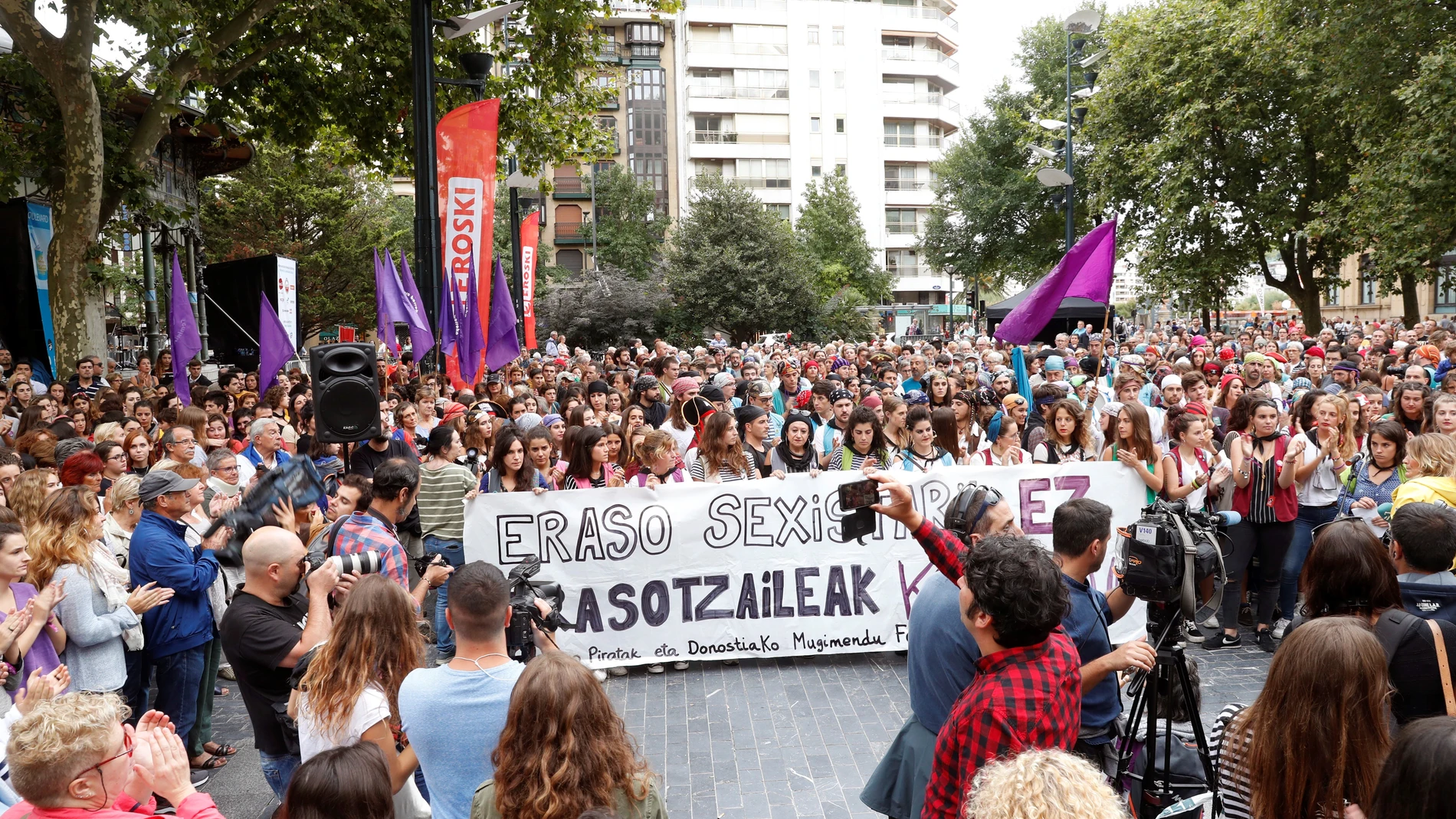 Cientos de personas se han concentrado hoy en el bulevard de San Sebastián para condenar la agresión sexual Cientos de personas se han concentrado hoy en el bulevard de San Sebastián para condenar la agresión sexual