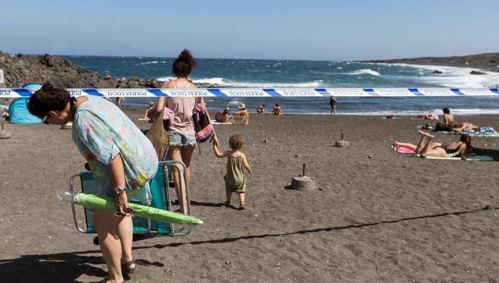 Reabren las playas de Tenerife cerradas por un vertido de fueloil