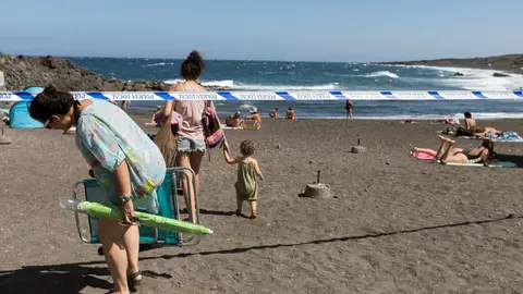 Reabren las playas de Tenerife cerradas por un vertido de fueloil Reabren las playas de Tenerife cerradas por un vertido de fueloil