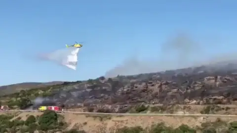 Un incendio forestal en Roses obliga a confinar dos urbanizaciones Un incendio forestal en Roses obliga a confinar dos urbanizaciones