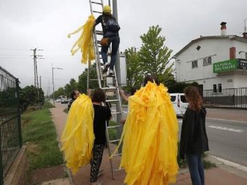 Lazos amarillos en la vía pública de Cataluña