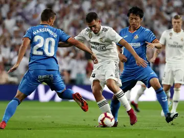 Ceballos conduce el balón ante la presión de Maksimovic y Shibasaki durante el Real Madrid - Getafe Ceballos conduce el balón ante la presión de Maksimovic y Shibasaki durante el Real Madrid - Getafe