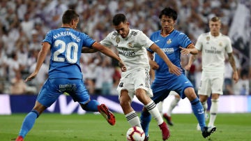 Ceballos conduce el balón ante la presión de Maksimovic y Shibasaki durante el Real Madrid - Getafe