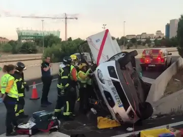 Un accidente con un taxi provoca largas retenciones a la salida de la M-30 en la zona de Las Tablas Un accidente con un taxi provoca largas retenciones a la salida de la M-30 en la zona de Las Tablas