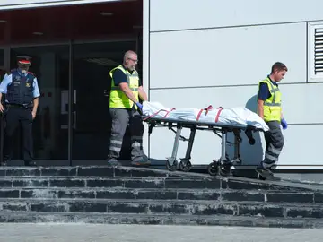 Miembros del servicio judicial retiran el cadáver del hombre que ha sido abatido Miembros del servicio judicial retiran el cadáver del hombre que ha sido abatido