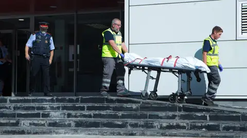 Miembros del servicio judicial retiran el cadáver del hombre que ha sido abatido Miembros del servicio judicial retiran el cadáver del hombre que ha sido abatido