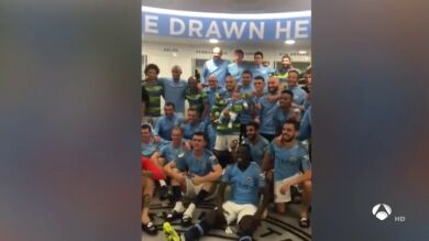 David Silva posó en el el vestuario junto a su hijo y toda la plantilla del Manchester City