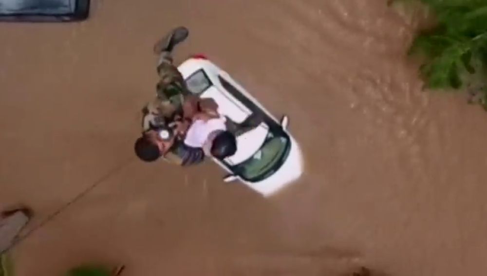 Un niño es rescatado en helicóptero de las inundaciones de Kerala