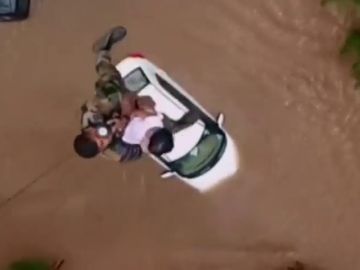 Un niño es rescatado en helicóptero de las inundaciones de Kerala