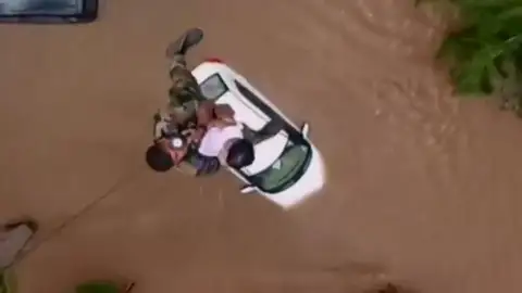 Un niño es rescatado en helicóptero de las inundaciones de Kerala Un niño es rescatado en helicóptero de las inundaciones de Kerala