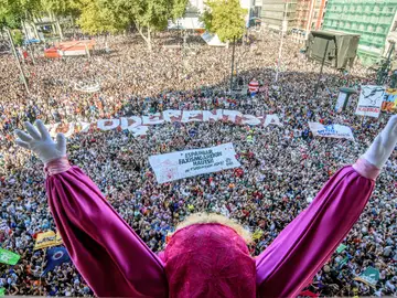 El tradicional lanzamiento del txupin desde el balcón del Teatro Arriaga El tradicional lanzamiento del txupin desde el balcón del Teatro Arriaga