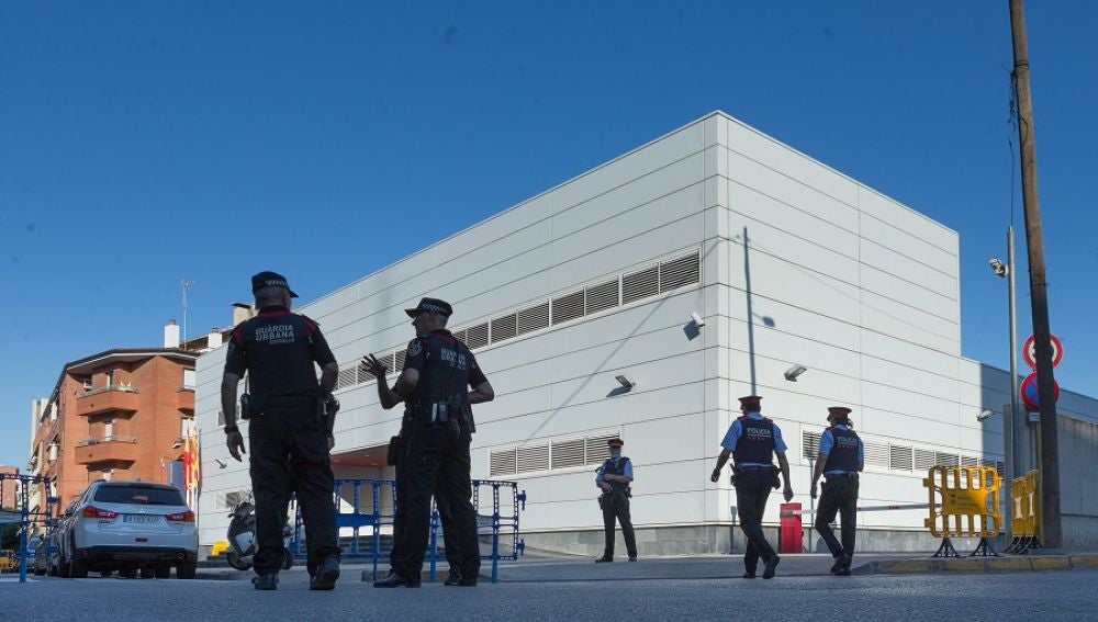 Efectivos policiales ante la fachada de la comisaría de Cornellà de Llobregat (Barcelona)