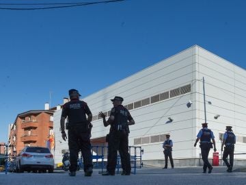 Efectivos policiales ante la fachada de la comisaría de Cornellà de Llobregat (Barcelona)