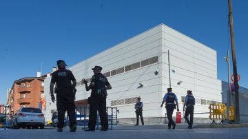 Efectivos policiales ante la fachada de la comisaría de Cornellà de Llobregat (Barcelona)