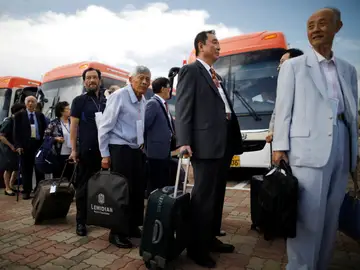 Familias de surcoreanos subiéndose al autobús que les lleva a Corea del Norte Familias de surcoreanos subiéndose al autobús que les lleva a Corea del Norte