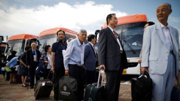 Familias de surcoreanos subiéndose al autobús que les lleva a Corea del Norte