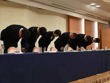 La delegación japonesa de baloncesto, pidiendo disculpas La delegación japonesa de baloncesto, pidiendo disculpas