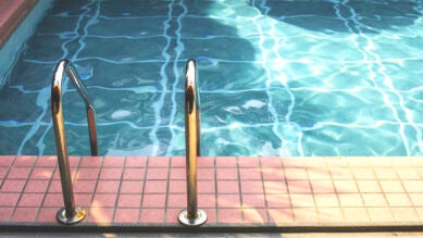 Se prepara para el examen de conducir y el coche acaba 'aparcado' en una piscina