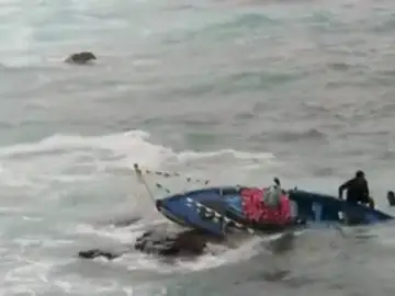 Cae al mar la talla de una Virgen durante una procesión Cae al mar la talla de una Virgen durante una procesión