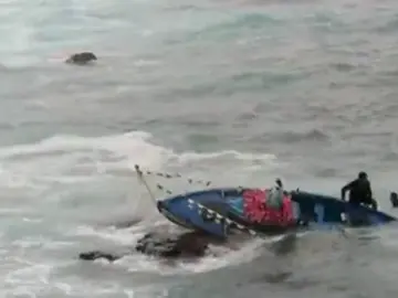 Cae al mar la talla de una Virgen durante una procesión Cae al mar la talla de una Virgen durante una procesión
