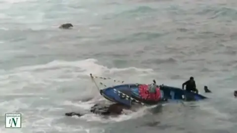 Cae al mar la talla de una Virgen durante una procesión Cae al mar la talla de una Virgen durante una procesión