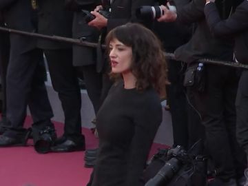 Asia Argento, la primera actriz en denunciar a Harvey Weinstein, acusada de haber agredido sexualmente a un joven actor Asia Argento, la primera actriz en denunciar a Harvey Weinstein, acusada de haber agredido sexualmente a un joven actor