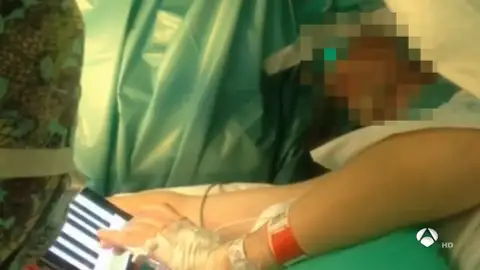 Un paciente en A Coruña es operado del cerebro mientras toca el piano Un paciente en A Coruña es operado del cerebro mientras toca el piano