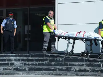 Antena 3 Noticias 1 (20-08-18) Abatido un hombre al acceder con un arma blanca a la comisaría de los Mossos en Cornellà al grito de "Alá es grande" Antena 3 Noticias 1 (20-08-18) Abatido un hombre al acceder con un arma blanca a la comisaría de los Mossos en Cornellà al grito de "Alá es grande"