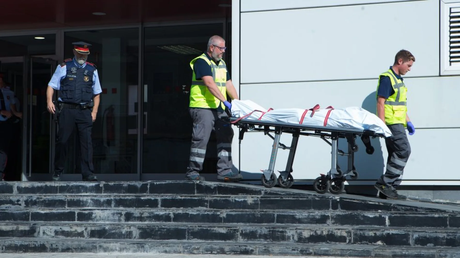 Antena 3 Noticias 1 (20-08-18) Abatido un hombre al acceder con un arma blanca a la comisaría de los Mossos en Cornellà al grito de "Alá es grande" Antena 3 Noticias 1 (20-08-18) Abatido un hombre al acceder con un arma blanca a la comisaría de los Mossos en Cornellà al grito de "Alá es grande"