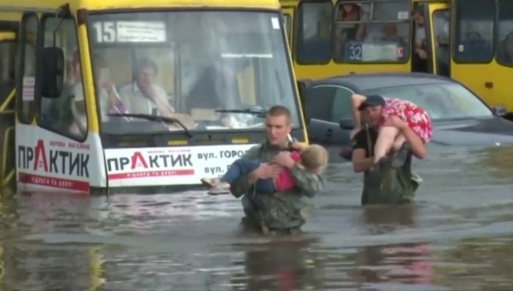 Rescate de pasajeros en medio de las inundaciones en Ucrania