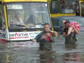 Rescate de pasajeros en medio de las inundaciones en Ucrania