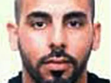 Abatido un hombre que intentaba acceder con un arma blanca a la comisaría de los Mossos en Cornellà al grito de "Alá es grande" Abatido un hombre que intentaba acceder con un arma blanca a la comisaría de los Mossos en Cornellà al grito de "Alá es grande"