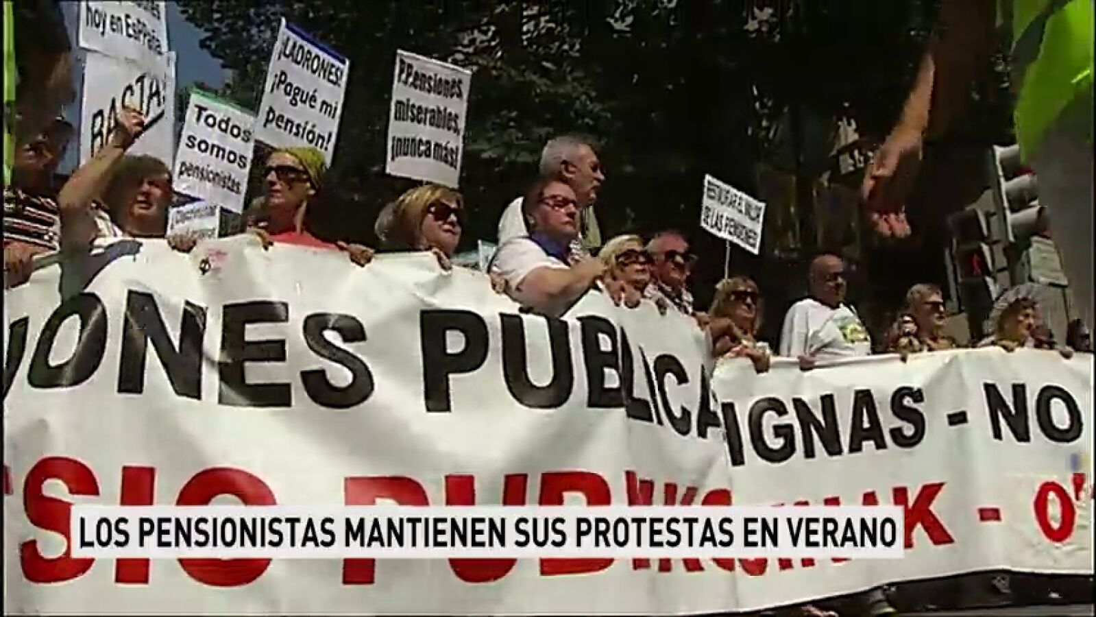 Los jubilados exigen una subida de pensiones una jornada más en plena Semana Grande de Bilbao