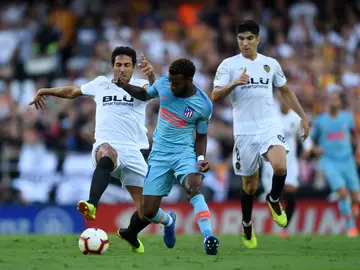 Lemar conduce el balón ante la presión de Parejo y Carlos Soler Lemar conduce el balón ante la presión de Parejo y Carlos Soler