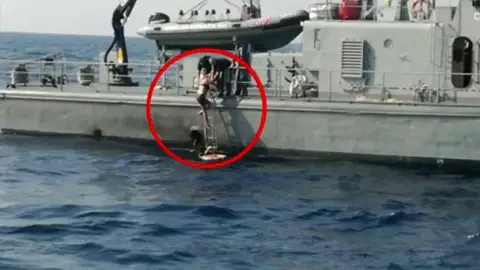 Rescatada una mujer diez horas de caer al agua desde un crucero en pleno mar Adriático Rescatada una mujer diez horas de caer al agua desde un crucero en pleno mar Adriático