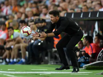 Simeone, durante el partido contra el Valencia Simeone, durante el partido contra el Valencia
